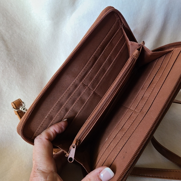 Etienne Aigner Travel purse - Picture 3 of 5